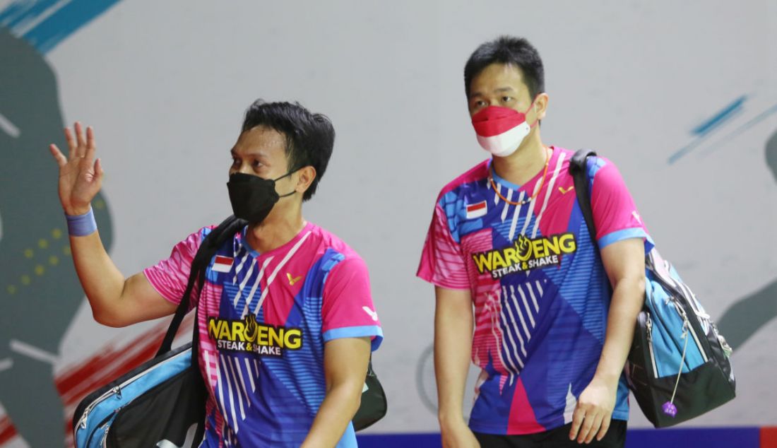 Ganda putra Indonesia Mohammad Ahsan dan Hendra Setiawan saat bertanding pada babak kualifikasi Daihatsu Indonesia Master 2022 di Istora Senayan, Jakarta, Selasa (7/6). - JPNN.com