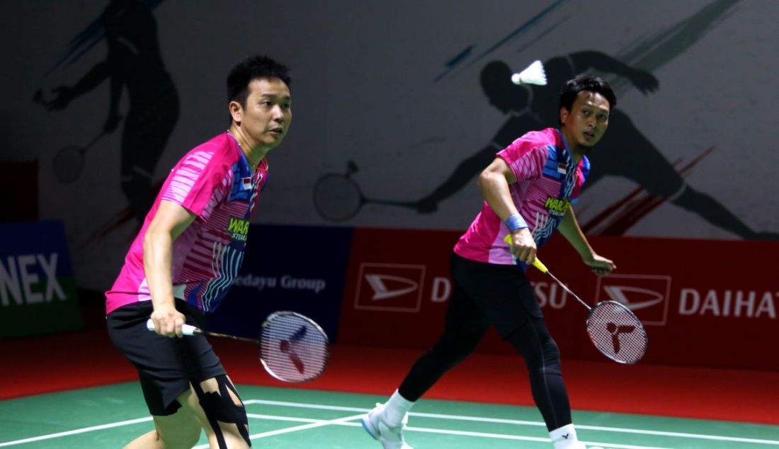 Ganda putra Indonesia Mohammad Ahsan dan Hendra Setiawan saat bertanding pada babak kualifikasi Daihatsu Indonesia Master 2022 di Istora Senayan, Jakarta, Selasa (7/6). - JPNN.com