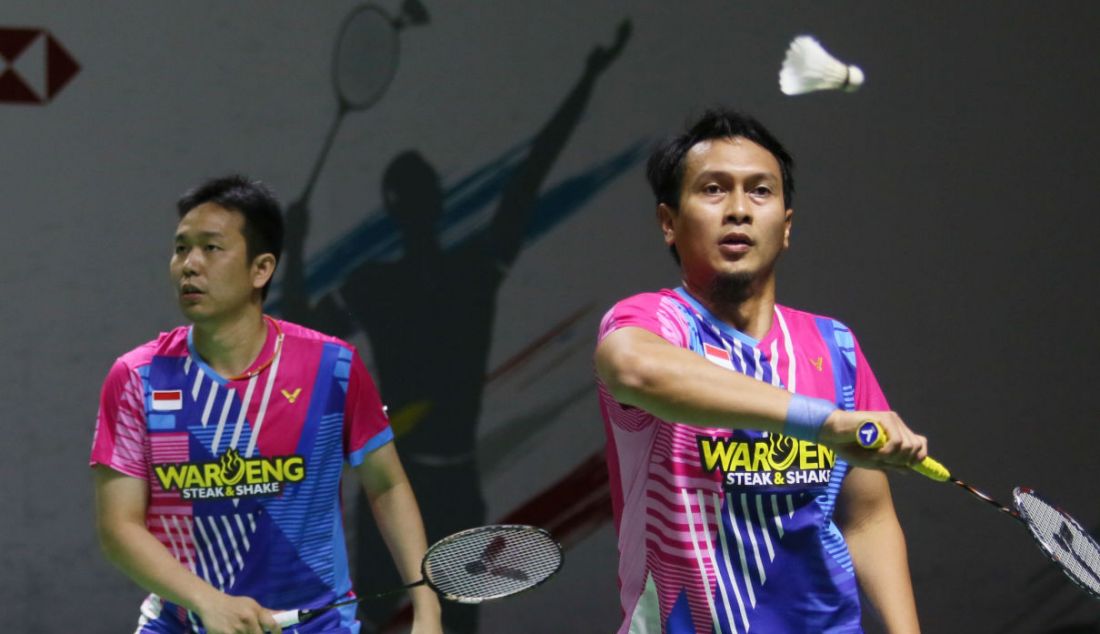 Ganda putra Indonesia Mohammad Ahsan dan Hendra Setiawan saat bertanding pada babak kualifikasi Daihatsu Indonesia Master 2022 di Istora Senayan, Jakarta, Selasa (7/6). Ganda putra Indonesia menang atas ganda putra Denmark dengan skor 21-12 dan 21-19. - JPNN.com