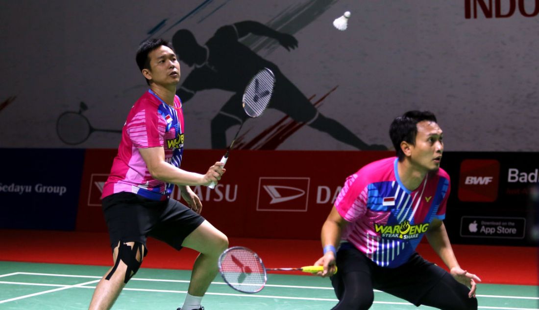 Ganda putra Indonesia Mohammad Ahsan dan Hendra Setiawan saat bertanding pada babak kualifikasi Daihatsu Indonesia Master 2022 di Istora Senayan, Jakarta, Selasa (7/6). Ganda putra Indonesia menang atas ganda putra Denmark dengan skor 21-12 dan 21-19. - JPNN.com