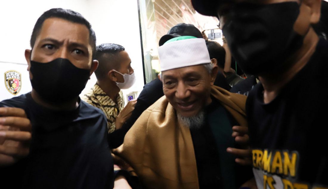 Pimpinan Khilafatul Muslimin Abdul Qadir Hasan Baraja saat tiba di Polda Metro Jaya, Jakarta, Selasa (7/6). - JPNN.com