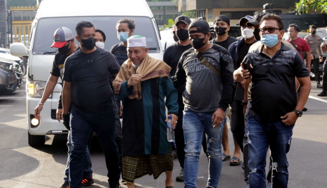 Pimpinan Khilafatul Muslimin Abdul Qadir Hasan Baraja saat tiba di Polda Metro Jaya, Jakarta, Selasa (7/6). - JPNN.com