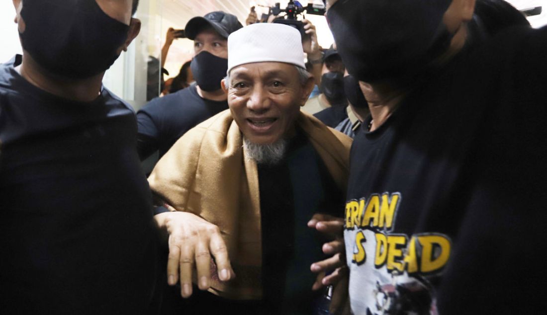 Pimpinan Khilafatul Muslimin, Abdul Qadir Hasan Baraja saat tiba di Polda Metro Jaya, Jakarta, Selasa (7/6). Abdul Qadir Baraja ditetapkan sebagai tersangka berkaitan dengan kasus penyebaran berita bohong dan aktivitasnya memimpin Khilafatul Muslimin yang dituding berseberangan dengan ideologi Pancasila. - JPNN.com