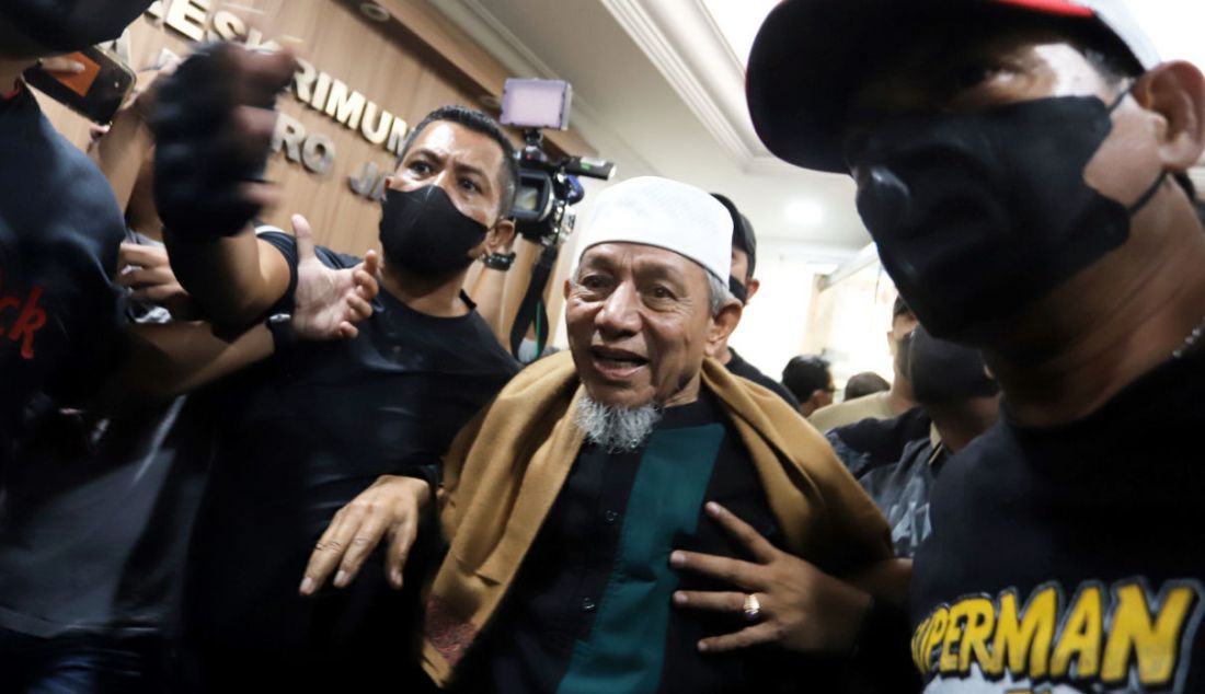 Pimpinan Khilafatul Muslimin Abdul Qadir Hasan Baraja saat tiba di Polda Metro Jaya, Jakarta, Selasa (7/6). - JPNN.com