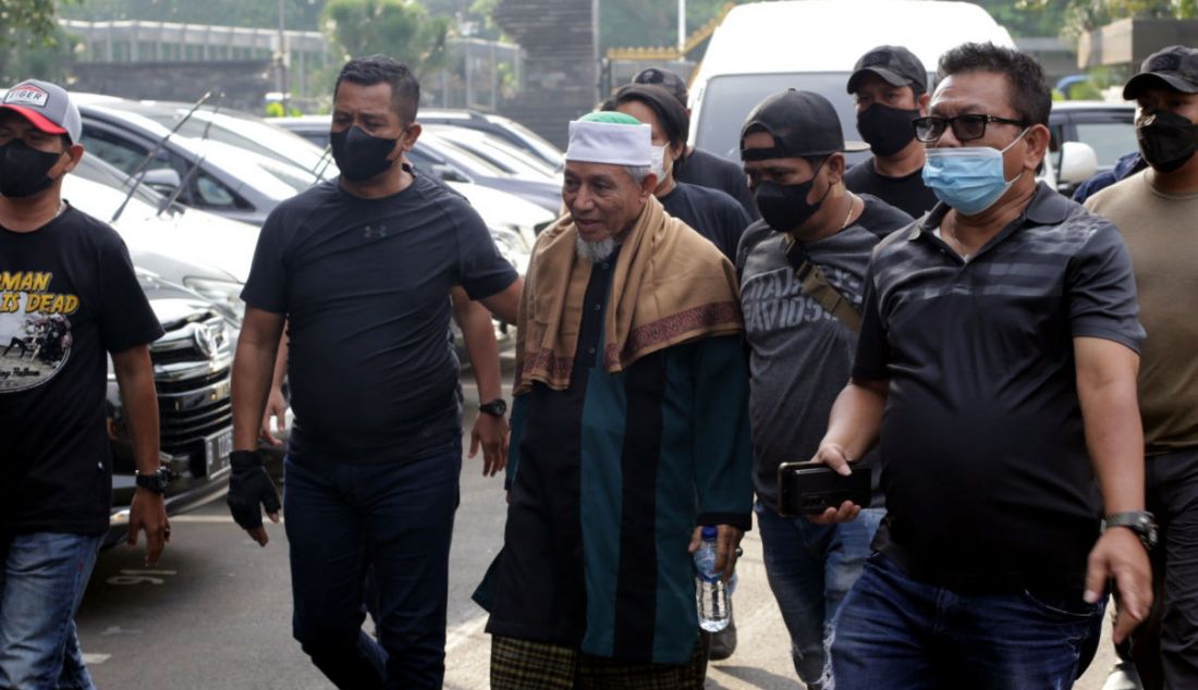 Pimpinan Khilafatul Muslimin Abdul Qadir Hasan Baraja saat tiba di Polda Metro Jaya, Jakarta, Selasa (7/6). Abdul Qadir Baraja ditetapkan sebagai tersangka berkaitan dengan kasus penyebaran berita bohong dan aktivitasnya memimpin organisasi Khilafatul Muslimin yang dituding berseberangan dengan ideologi Pancasila. - JPNN.com