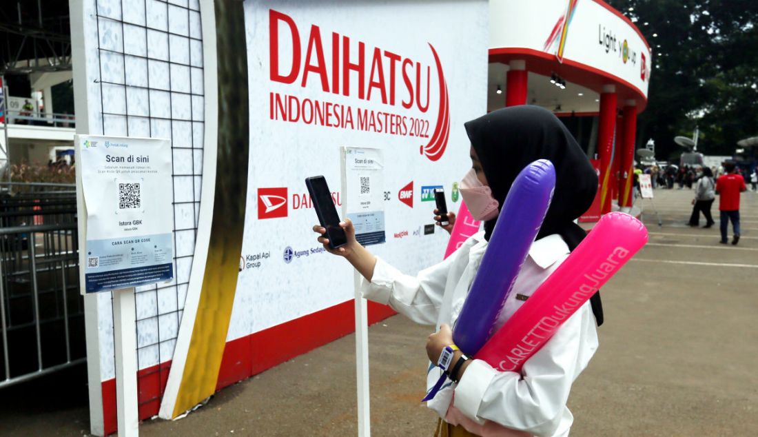 Pengunjung melakukan scan peduli lindungi sebelum memasuki arena Daihatsu Indonesia Master 2022 di Istora Senayan, Jakarta, Rabu (8/6). - JPNN.com