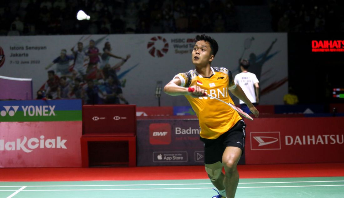 Tunggal putra Indonesia Anthony Sinisuka Ginting saat bertanding pada babak pertama Daihatsu Indonesia Masters 2022 di Istora Senayan, Jakarta, Rabu (8/6). - JPNN.com