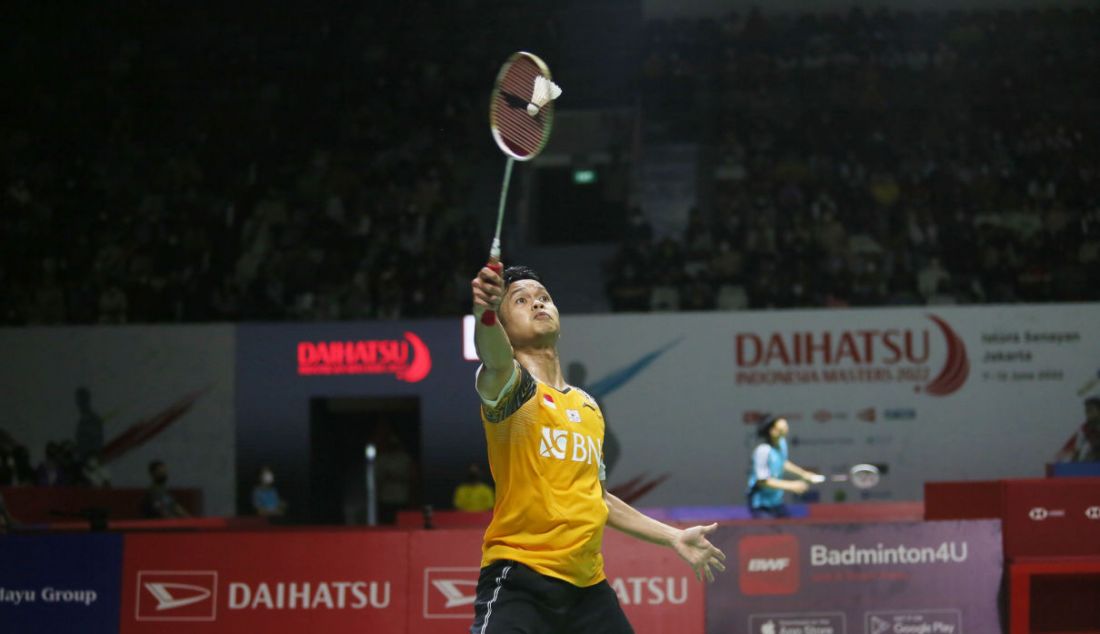 Tunggal putra Indonesia Anthony Sinisuka Ginting saat bertanding pada babak pertama Daihatsu Indonesia Masters 2022 di Istora Senayan, Jakarta, Rabu (8/6). - JPNN.com