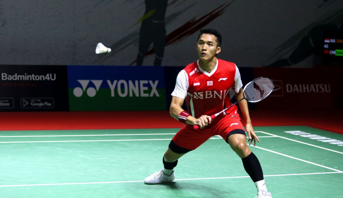 Tunggal putra Indonesia Jonatan Christie saat bertanding pada babak pertama Daihatsu Indonesia Masters 2022 di Istora Senayan, Jakarta, Rabu (8/6). Jonatan kalah dari pemain China Zhao Jun Pe dengan skor 21-10, 14-21 dan 11-21. - JPNN.com