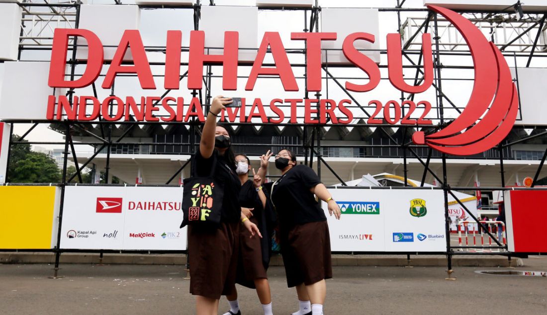 Warga berswafoto dengan latar belakang logo Daihatsu Indonesia Master 2022 di Istora Senayan, Jakarta, Rabu (8/6). - JPNN.com