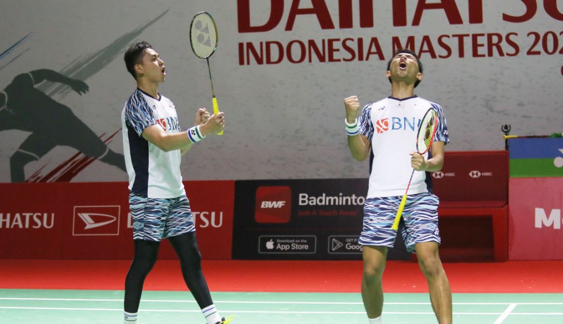 Ganda putra Indonesia Fajar Alfian (kanan) dan Muhammad Rian Ardianto saat bertanding pada Daihatsu Indonesia Masters 2022 di Istora Senayan, Jakarta, Kamis (9/6). - JPNN.com