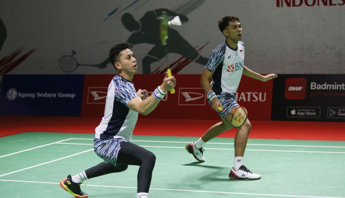 Ganda putra Indonesia Fajar Alfian (kanan) dan Muhammad Rian Ardianto saat bertanding pada 16 Besar Daihatsu Indonesia Masters 2022 di Istora Senayan, Jakarta, Kamis (9/6). Fajar/Rian menang atas rekan senegaranya Pramudya Kusumawardana dan Yeremia Erich Yoche Yacob Rambitan dengan skor 16-21, 21-17 dan 21-13. - JPNN.com