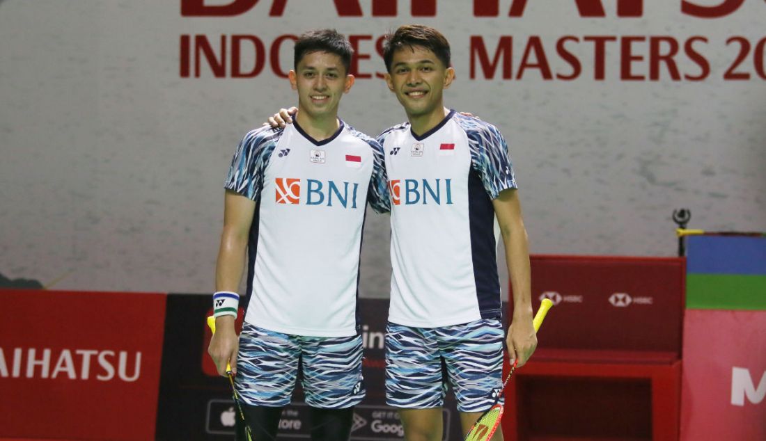 Ganda putra Indonesia Fajar Alfian (kanan) dan Muhammad Rian Ardianto di Daihatsu Indonesia Masters 2022. - JPNN.com