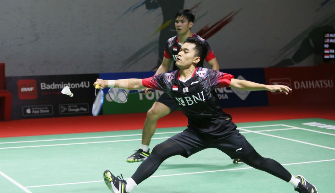 Ganda putra Indonesia Leo Rolly Carnando (depan) dan Daniel Marthin saat bertanding pada 16 Besar Daihatsu Indonesia Masters 2022 di Istora Senayan, Jakarta, Kamis (9/6). - JPNN.com