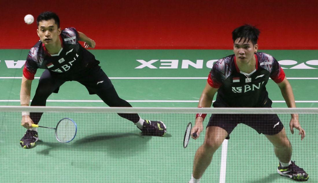 Ganda putra Indonesia Leo Rolly Carnando (kiri) dan Daniel Marthin saat bertanding pada 16 Besar Daihatsu Indonesia Masters 2022 di Istora Senayan, Jakarta, Kamis (9/6). Leo dan Daniel kalah dari ganda putra Malaysia Aaron Chia dan Soh Wooi Yik dengan skor 25-27 dan 14-21. - JPNN.com