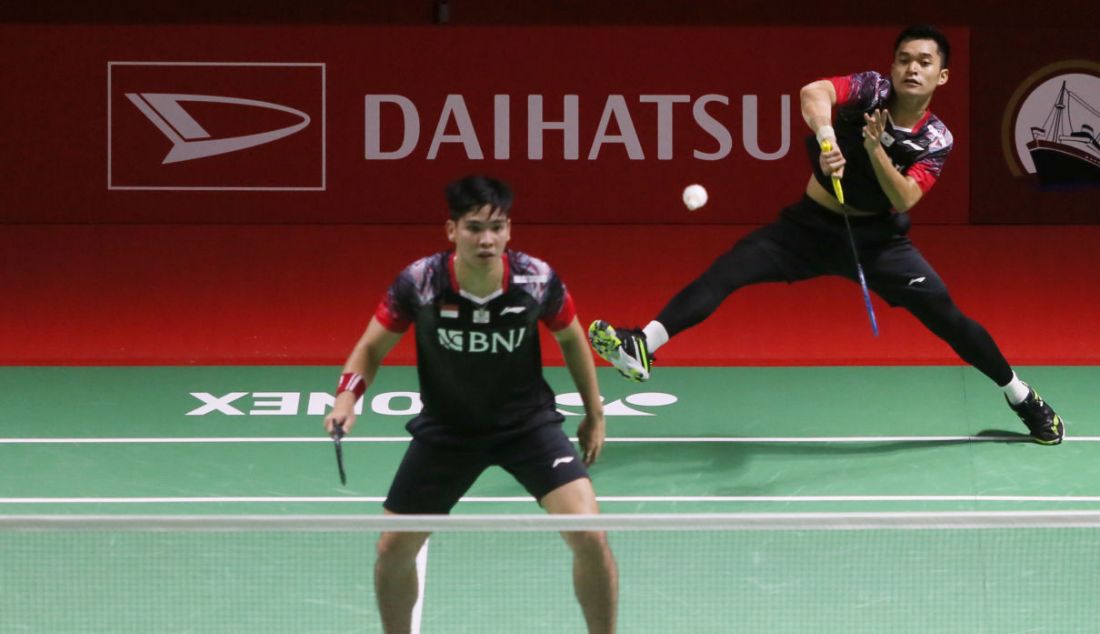 Ganda putra Indonesia Leo Rolly Carnando (kiri) dan Daniel Marthin saat bertanding pada 16 Besar Daihatsu Indonesia Masters 2022 di Istora Senayan, Jakarta, Kamis (9/6). - JPNN.com