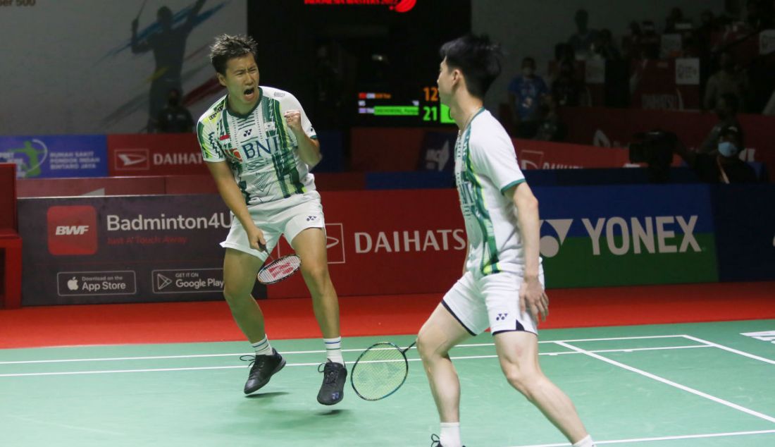 Ganda putra Indonesia Marcus Fernaldi Gideon (kiri) dan Kevin Sanjaya Sukamuljo saat bertanding pada 16 Besar Daihatsu Indonesia Masters 2022 di Istora Senayan, Jakarta, Kamis (9/6). - JPNN.com