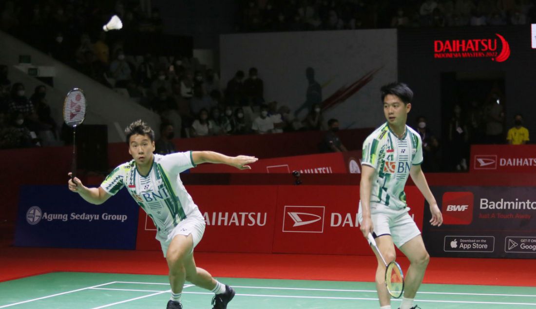 Ganda putra Indonesia Marcus Fernaldi Gideon (kiri) dan Kevin Sanjaya Sukamuljo saat bertanding pada 16 Besar Daihatsu Indonesia Masters 2022 di Istora Senayan, Jakarta, Kamis (9/6). Marcus dan Kevin atau Minions menang atas ganda putra Thailand Supak Jomkoh dan Kittinupong Kedren dengan skor 21-14, 8-21 dan 21-18. - JPNN.com