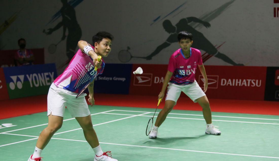 Ganda putri Indonesia Apriyani Rahayu (kanan) dan Siti Fadia Silva Ramadhanti saat bertanding pada 16 Besar Daihatsu Indonesia Masters 2022 di Istora Senayan, Jakarta, Kamis (9/6). Ganda putri Indonesia menang atas ganda putri Malaysia Vivian Hoo dan Lim Chiew Sien dengan skor 21-17 dan 21-19. - JPNN.com