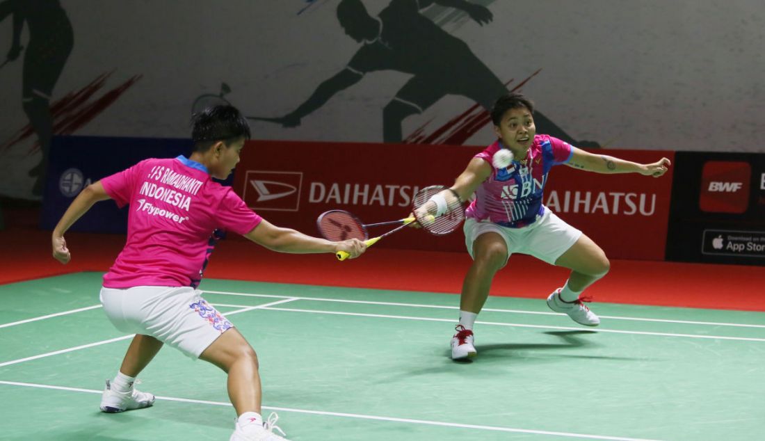 Ganda putri Indonesia Apriyani Rahayu dan Siti Fadia Silva Ramadhanti saat bertanding pada Daihatsu Indonesia Master 2022 di Istora Senayan, Jakarta, Kamis (9/6). - JPNN.com