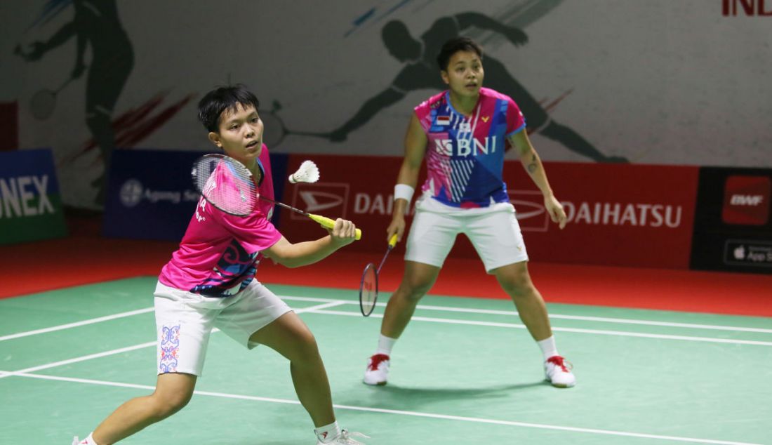 Ganda putri Indonesia Apriyani Rahayu (kanan) dan Siti Fadia Silva Ramadhanti saat bertanding pada 16 Besar Daihatsu Indonesia Masters 2022 di Istora Senayan, Jakarta, Kamis (9/6). - JPNN.com