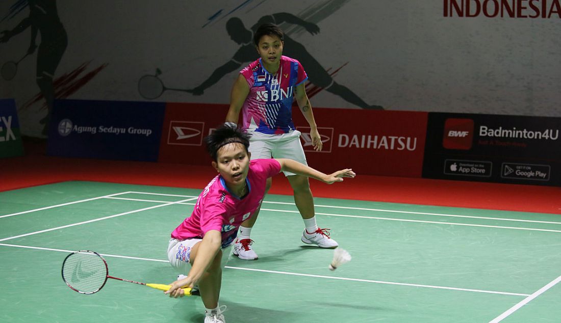 Ganda putri Indonesia Apriyani Rahayu (belakang) dan Siti Fadia Silva Ramadhanti saat bertanding pada Daihatsu Indonesia Masters 2022 di Istora Senayan, Jakarta, Kamis (9/6). - JPNN.com