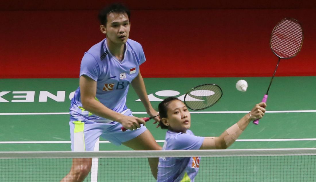 Ganda campuran Indonesia Rinov Rivaldy dan Pitha Haningtyas Mentari saat bertanding pada perempat final Daihatsu Indonesia Masters 2022 di Istora Senayan, Jakarta, Jumat (10/6). - JPNN.com