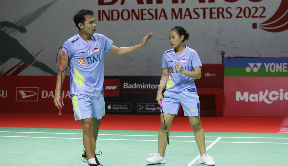 Ganda campuran Indonesia Rinov Rivaldy dan Pitha Haningtyas Mentari saat bertanding pada perempat final Daihatsu Indonesia Masters 2022 di Istora Senayan, Jakarta, Jumat (10/6). - JPNN.com