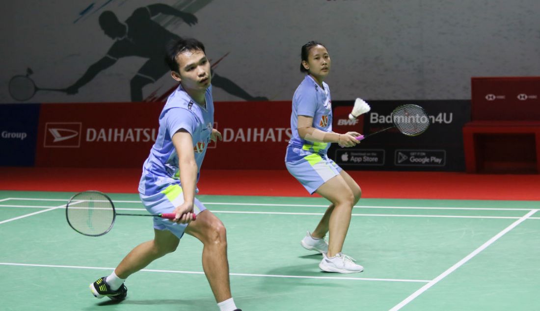 Ganda campuran Indonesia Rinov Rivaldy dan Pitha Haningtyas Mentari saat bertanding pada perempat final Daihatsu Indonesia Masters 2022 di Istora Senayan, Jakarta, Jumat (10/6). - JPNN.com