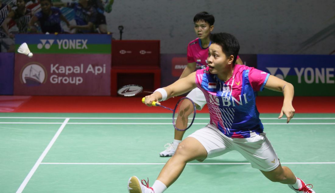 Ganda putri Indonesia Apriyani Rahayu dan Siti Fadia Silva Ramadhanti (kiri) saat bertanding pada 8 Besar Daihatsu Indonesia Masters 2022 di Istora Senayan, Jakarta, Jumat (10/6). - JPNN.com