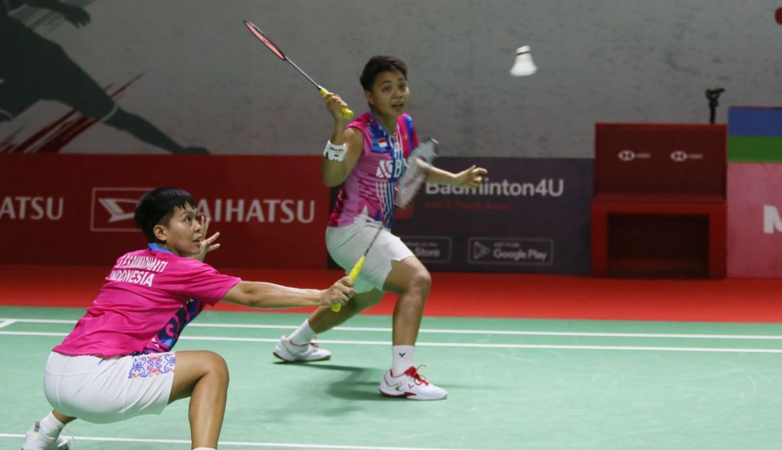 Ganda putri Indonesia Apriyani Rahayu dan Siti Fadia Silva Ramadhanti (kiri) saat bertanding pada 8 Besar Daihatsu Indonesia Masters 2022 di Istora Senayan, Jakarta, Jumat (10/6). Apriyani/Siti menang atas ganda Korea Lee So Hee/Shin Seung Chan 15-21, 21-16 dan 21-16. - JPNN.com