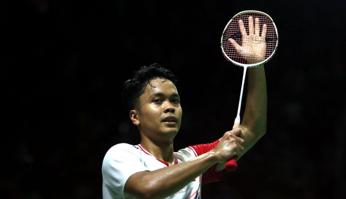 Tunggal putra Indonesia Anthony Sinisuka Ginting saat bertanding pada babak kualifikasi Daihatsu Indonesia Master 2022 di Istora Senayan, Jakarta, Jumat (10/6). Ginting menang atas tunggal putra Malaysia Lee Zii Jia dengan skor 18-21, 21-16 dan 21-15. - JPNN.com