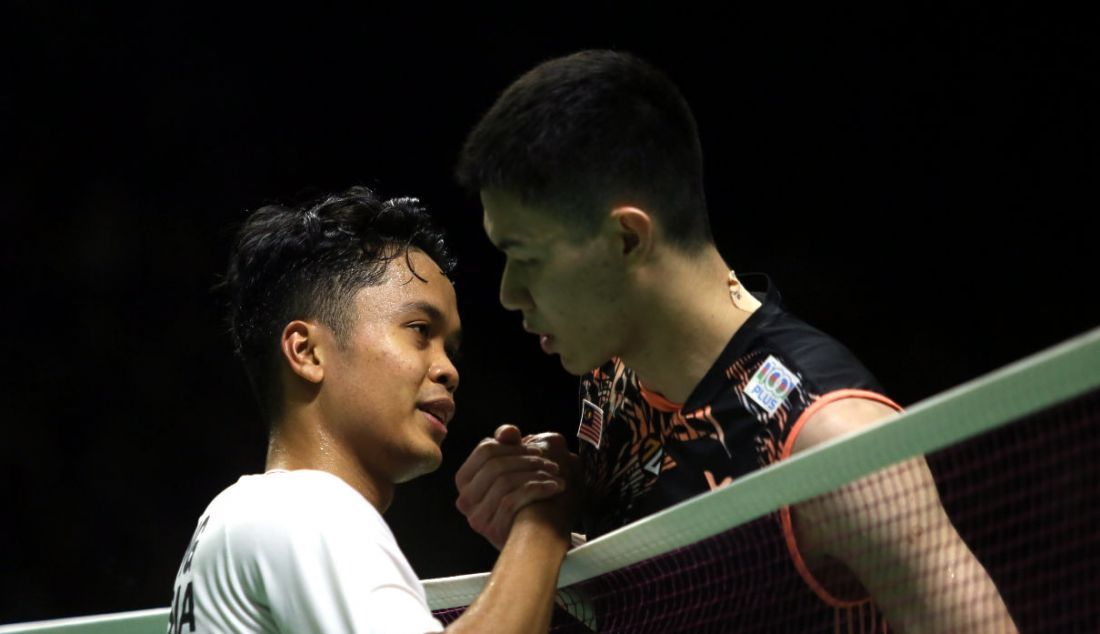 Anthony Sinisuka Ginting (kiri) dan Lee Zii Jia saling menyapa setelah perempat final Daihatsu Indonesia Masters 2022 di Istora Senayan, Jakarta, Jumat (10/6). - JPNN.com