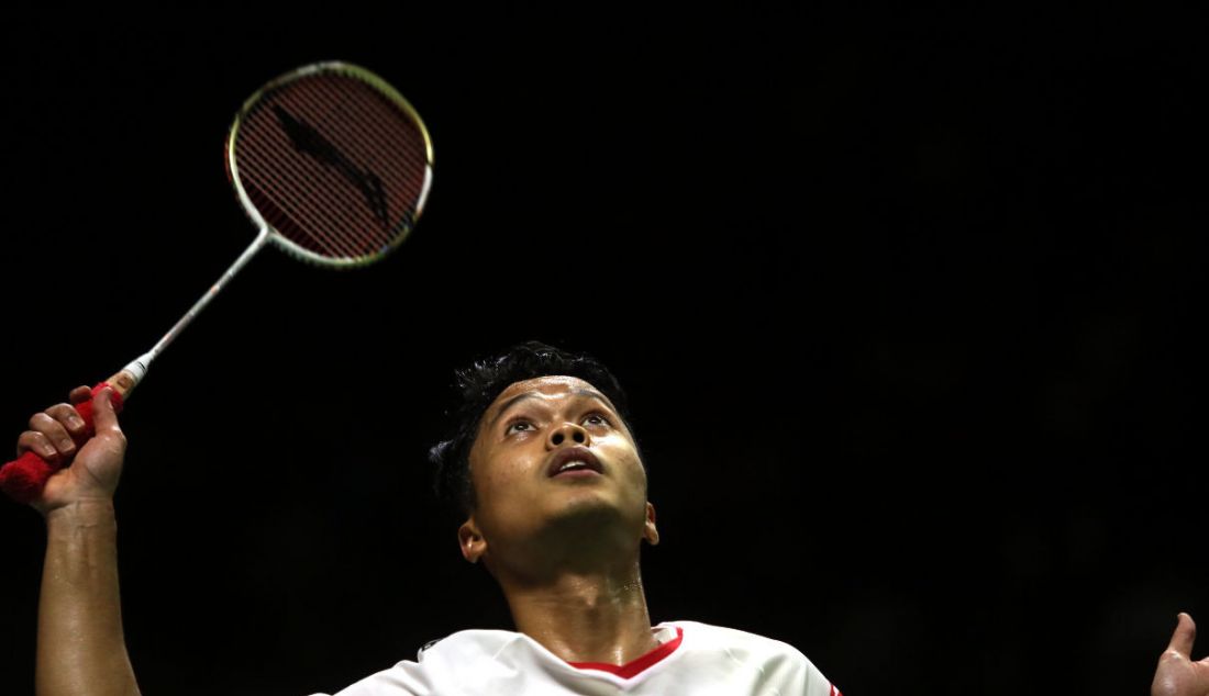 Tunggal putra Indonesia Anthony Sinisuka Ginting saat bertanding pada 8 Besar Daihatsu Indonesia Masters 2022 di Istora Senayan, Jakarta, Jumat (10/6). Ginting menang atas tunggal putra Malaysia Lee Zii Jia dengan skor 18-21, 21-16 dan 21-15. - JPNN.com