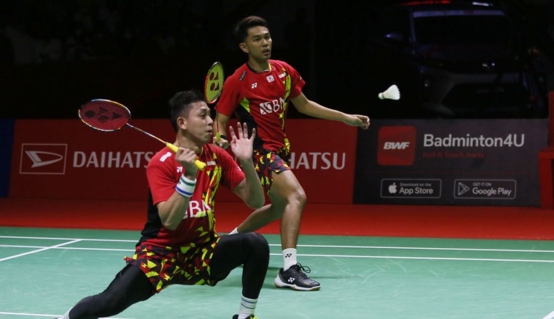 Ganda putra Indonesia Muhammad Rian Ardianto (depan) dan Fajar Alfian saat bertanding pada final Daihatsu Indonesia Masters 2022 di Istora Senayan, Jakarta, Minggu (12/6). - JPNN.com