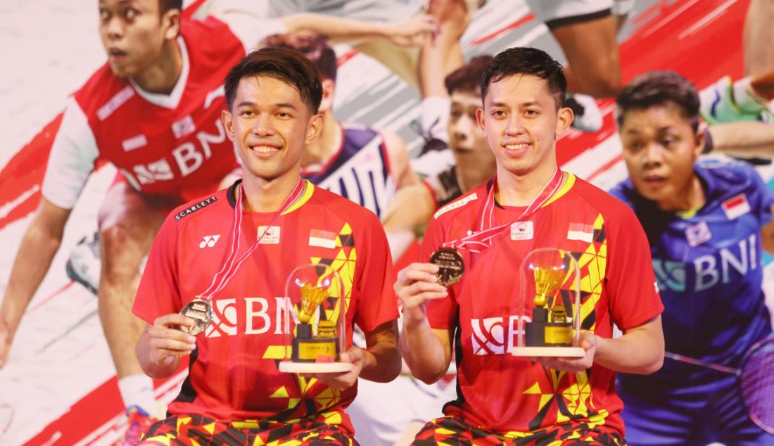 Ganda putra Indonesia Fajar Alfian (kiri) dan Muhammad Rian Ardianto juara Daihatsu Indonesia Masters 2022. - JPNN.com