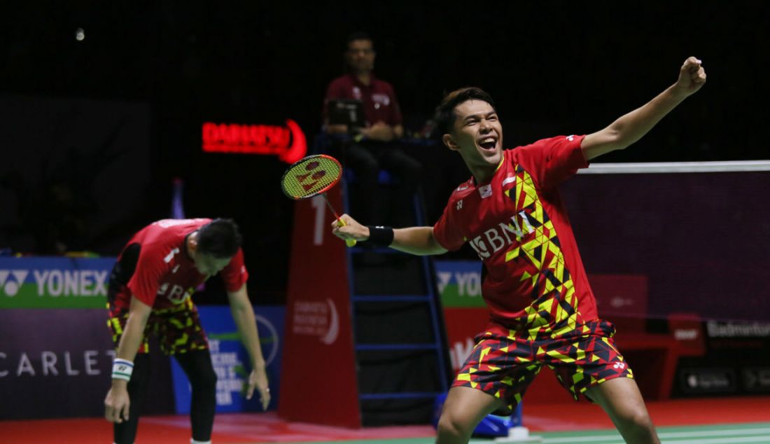 Ganda putra Indonesia Fajar Alfian (depan) dan Muhammad Rian Ardianto bersukacita setelah mengalahkan Liang Wei Keng/Wang Chang di final Indonesia Masters 2022. - JPNN.com