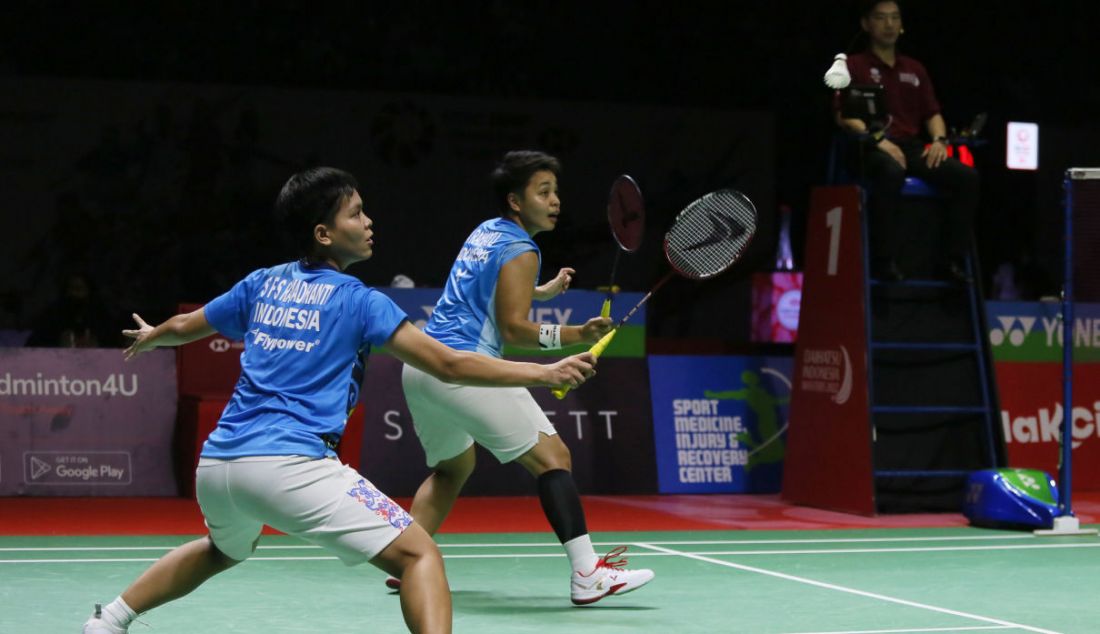 Ganda putri Indonesia Siti Fadia Silva Ramadhanti (kiri) dan Apriyani Rahayu di final Daihatsu Indonesia Masters 2022, Istora Senayan, Jakarta, Minggu (10/6). Apriyani/Siti kalah dari ganda China Chen Qing Chen/Jia Yi Fan 18-21 dan 16-21. - JPNN.com