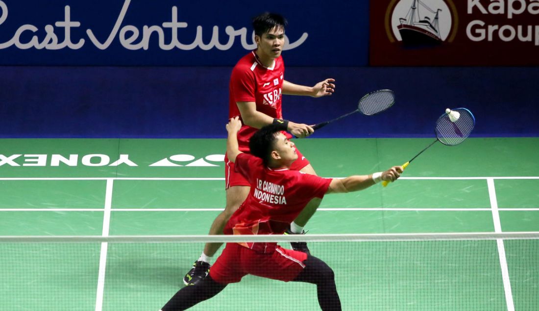 Ganda putra Indonesia Leo Rolly Carnando dan Daniel Marthin saat bertanding pada Indonesia Open 2022 di Istora Senayan, Jakarta, Kamis (16/6). Leo Rolly Carnando dan Daniel Marthin kalah atas ganda putra Denmark Kim Astrup dan Anders Skaarup Rasmussen dengan skor 18-21, 21-16 dan 15-21. - JPNN.com