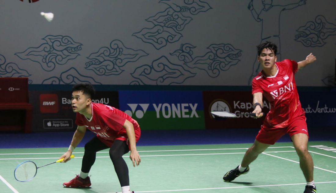 Ganda putra Indonesia Leo Rolly Carnando dan Daniel Marthin saat bertanding pada Indonesia Open 2022 di Istora Senayan, Jakarta, Kamis (16/6). Leo Rolly Carnando dan Daniel Marthin kalah atas ganda putra Denmark Kim Astrup dan Anders Skaarup Rasmussen dengan skor 18-21, 21-16 dan 15-21. - JPNN.com