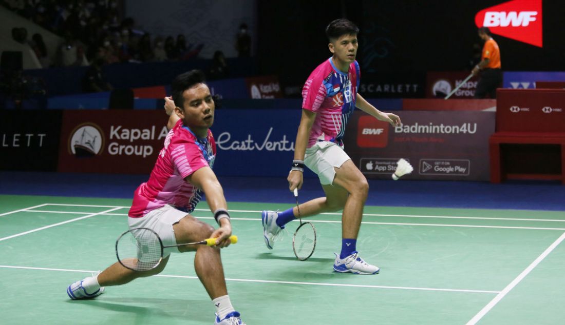 Ganda putra Indonesia Pramudya Kusumawardana dan Yeremia Erich Yoche Yacob Rambitan saat bertanding pada Indonesia Open 2022 di Istora Senayan, Jakarta, Kamis (16/6). Pramudya Kusumawardana dan Yeremia Erich Yoche Yacob Rambitan menang atas ganda putra China Taipei Lee Yang dan Wang Chi Lin dengan skor 21-16, 17-21 dan 21-14. - JPNN.com