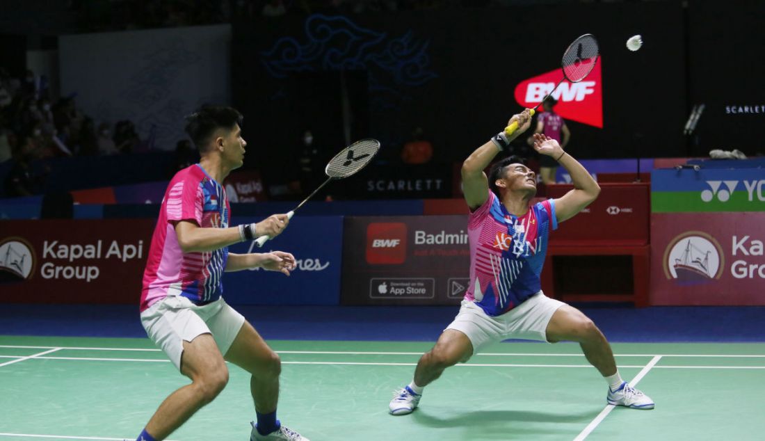 Ganda putra Indonesia Pramudya Kusumawardana dan Yeremia Erich Yoche Yacob Rambitan saat bertanding pada Indonesia Open 2022 di Istora Senayan, Jakarta, Kamis (16/6). Pramudya Kusumawardana dan Yeremia Erich Yoche Yacob Rambitan menang atas ganda putra China Taipei Lee Yang dan Wang Chi Lin dengan skor 21-16, 17-21 dan 21-14. - JPNN.com