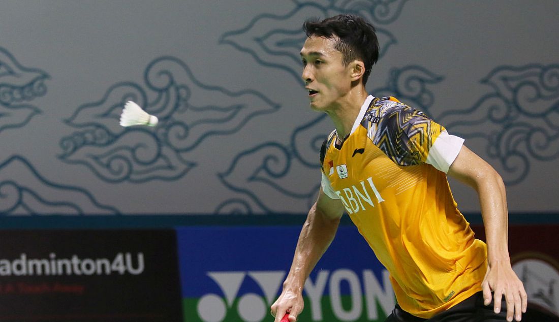 Tunggal putra Indonesia Jonatan Christie saat bertanding pada Indonesia Open 2022 di Istora Senayan, Jakarta, Kamis (16/6). Jonatan Christie kalah atas tunggal putra China Zhao Jun Peng dengan skor 12-21, 21-18 dan 14-21. - JPNN.com