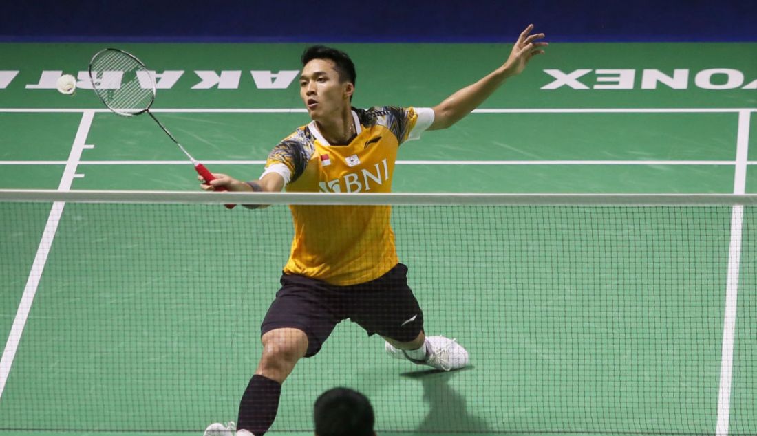 Tunggal putra Indonesia Jonatan Christie saat bertanding pada Indonesia Open 2022 di Istora Senayan, Jakarta, Kamis (16/6). Jonatan Christie kalah atas tunggal putra China Zhao Jun Peng dengan skor 12-21, 21-18 dan 14-21. - JPNN.com