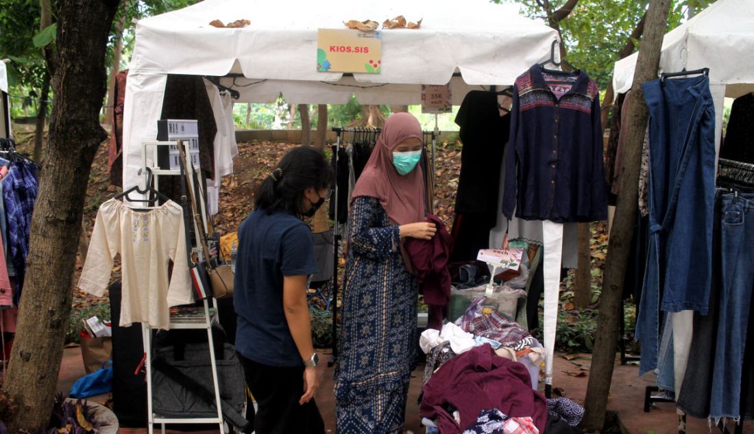 Pengunjung berbelanja di Utan Kemayoran, Jakarta. - JPNN.com