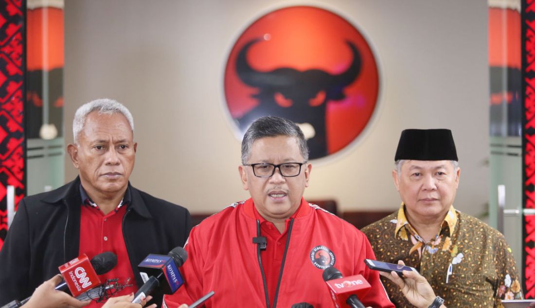 Sekjen PDIP Hasto Kristiyanto memberikan keterangan pers Rakernas II PDIP di Sekolah Partai PDIP, Lenteng Agung, Jakarta Selatan. - JPNN.com