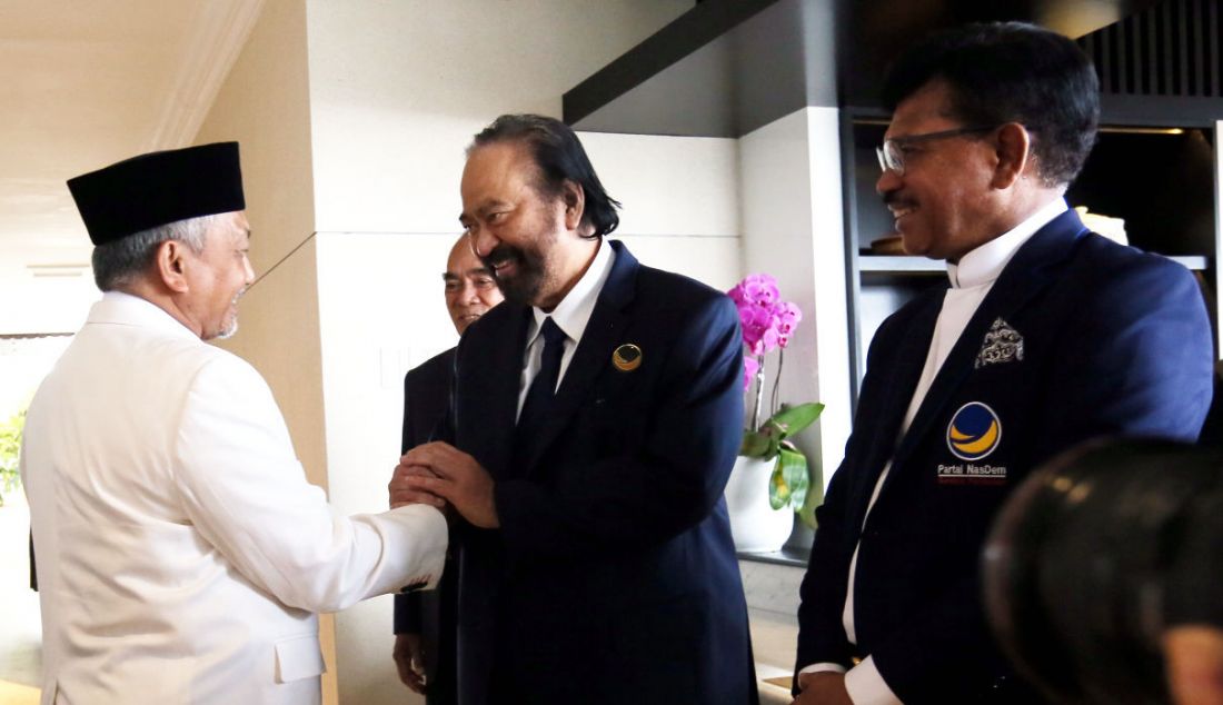 Ketua Umum Partai Nasdem Surya Paloh berjabat tangan dengan Presiden PKS Ahmad Syaikhu di kantor DPP Partai Nasdem, Jakarta, Rabu (22/6). - JPNN.com
