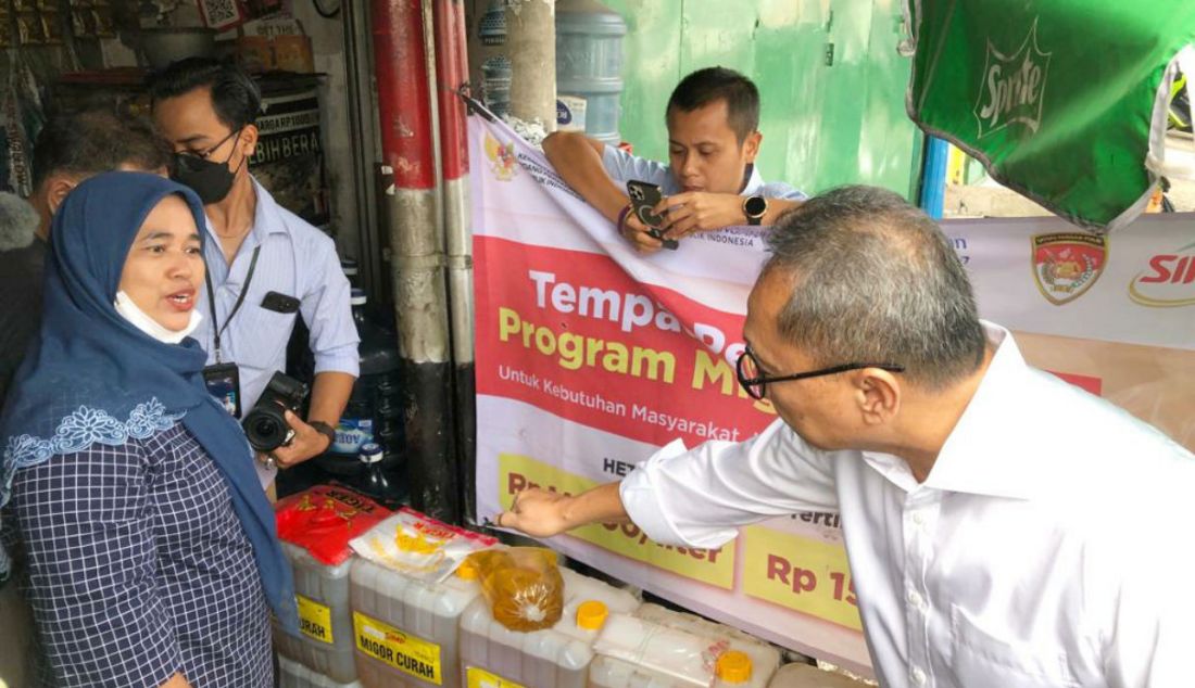 Menteri Perdagangan (Mendag) Zulkifli Hasan melakukan sidak di sekitar Pasar Klender, Duren Sawit, Jakarta Timur, Rabu (22/6). - JPNN.com