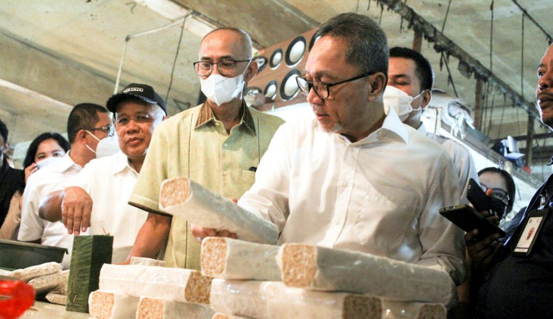 Menteri Perdagangan (Mendag) Zulkifli Hasan melakukan sidak di sekitar Pasar Klender, Duren Sawit, Jakarta Timur, Rabu (22/6). - JPNN.com