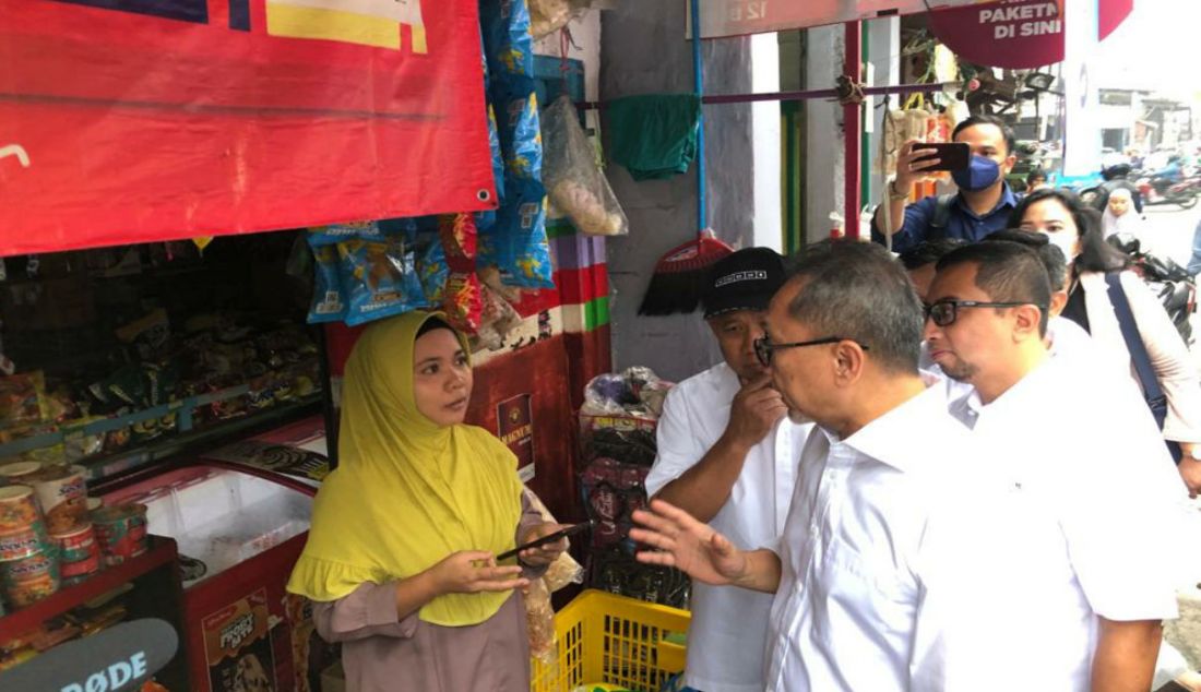 Menteri Perdagangan (Mendag) Zulkifli Hasan melakukan sidak di sekitar Pasar Klender, Duren Sawit, Jakarta Timur, Rabu (22/6). - JPNN.com